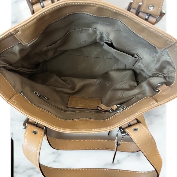 Coach Tan Leather Tote Bag with Structured Design - Picture 4 of 7